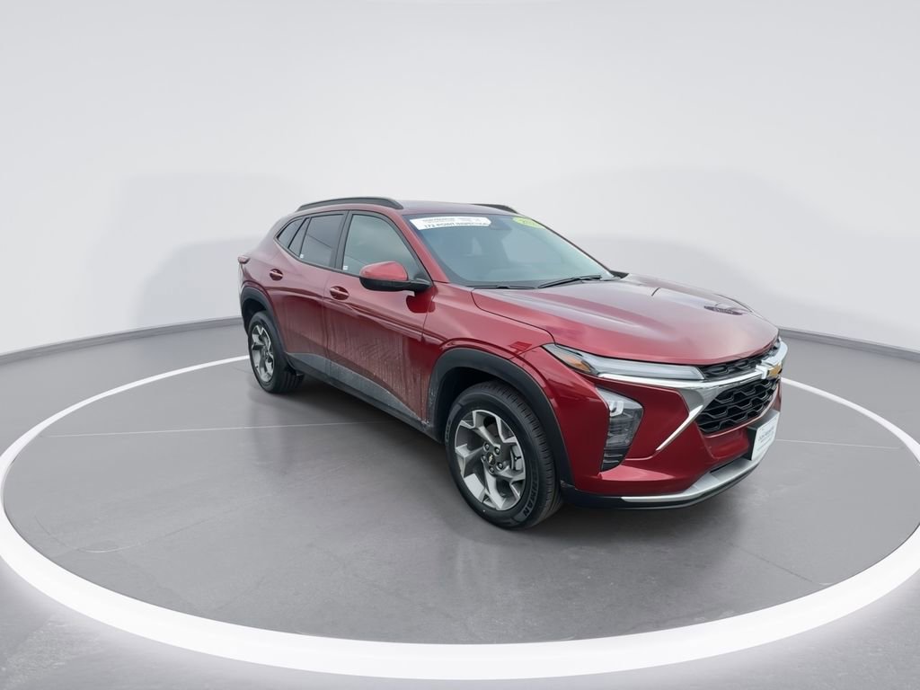 Used 2025 Chevrolet Trax LT w/ LT Convenience Package image 2