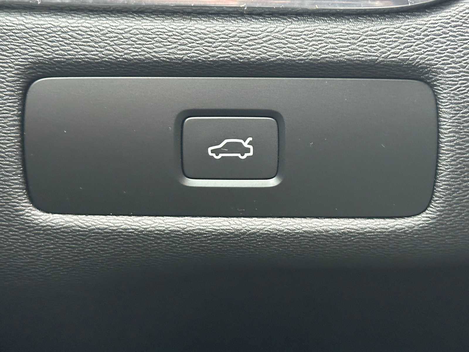 Used 2025 Volvo XC60 B5 Core w/ Protection Package Premier image 32