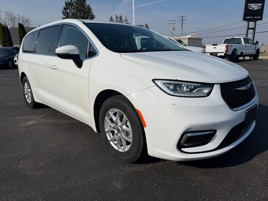 Used 2023 Chrysler Pacifica Touring-L image 12