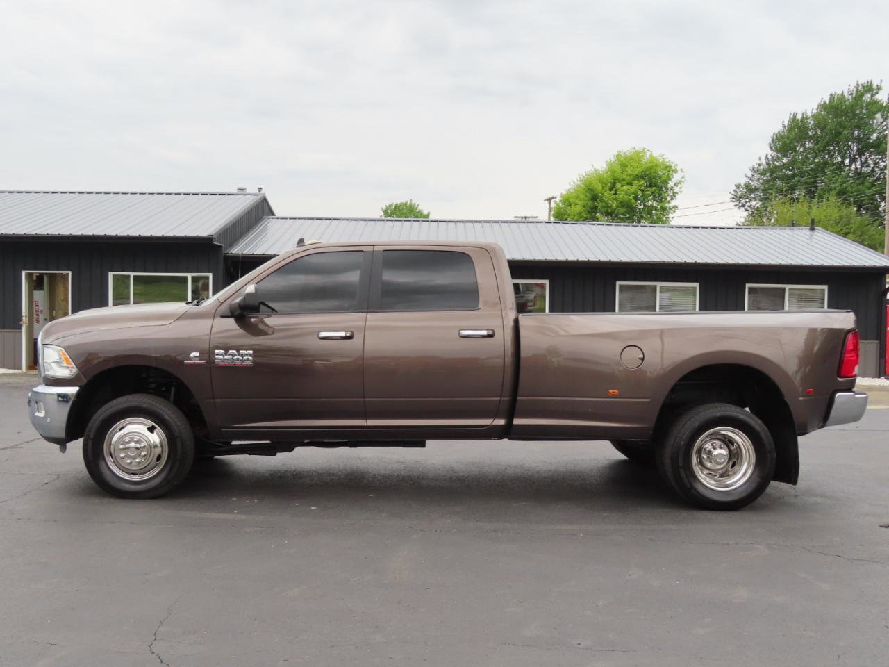 Used 2018 RAM 3500 SLT w/ Luxury Group AWD/4WD image 3