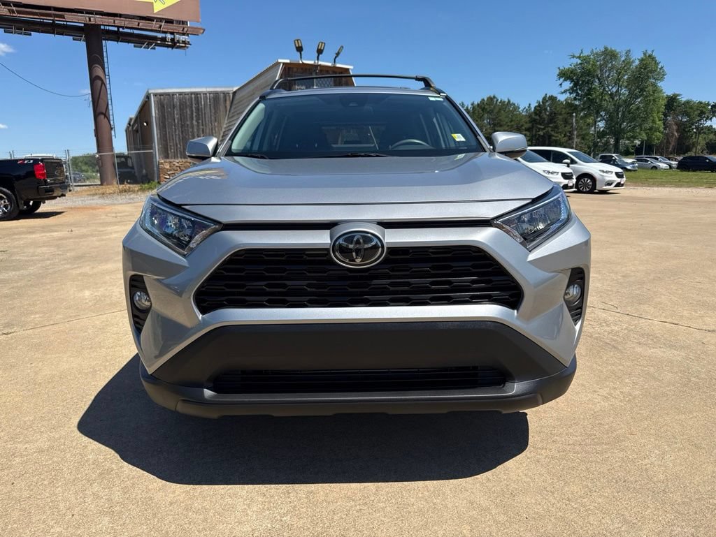 Used 2019 Toyota RAV4 XLE w/ Convenience Package FWD image 2