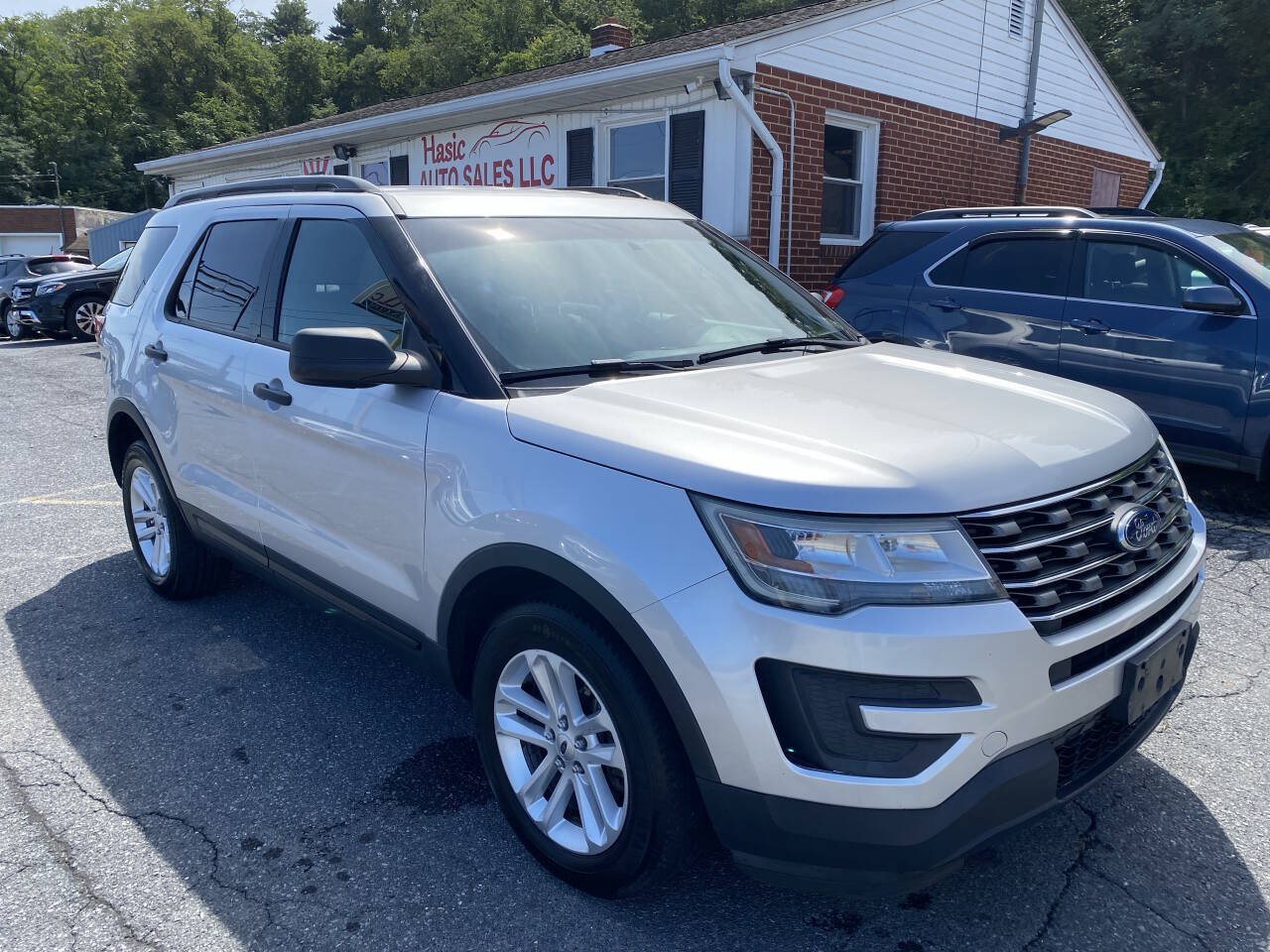 Used 2017 Ford Explorer 4WD image 3