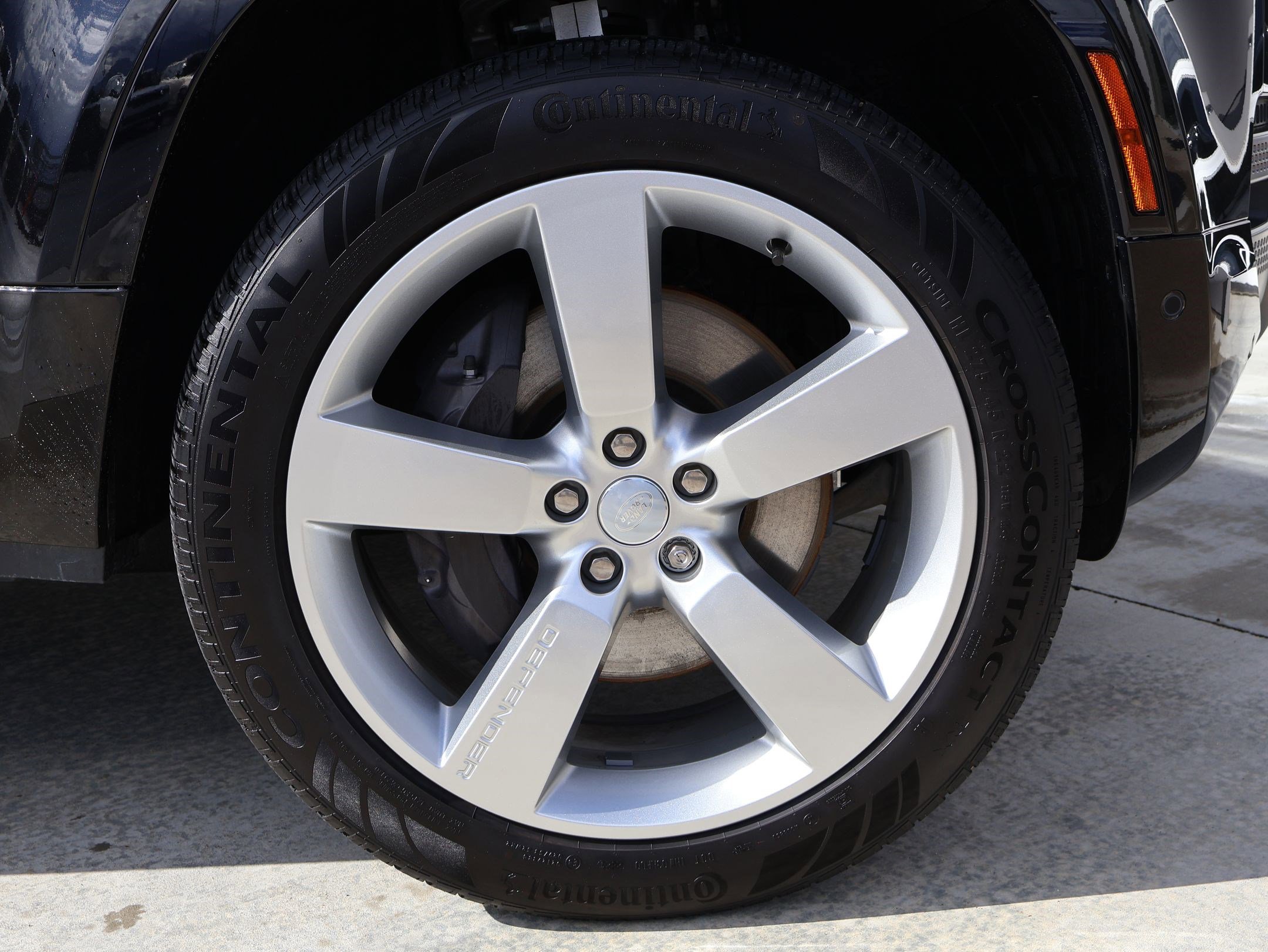 Used 2025 Land Rover Defender 110 X-Dynamic SE image 32