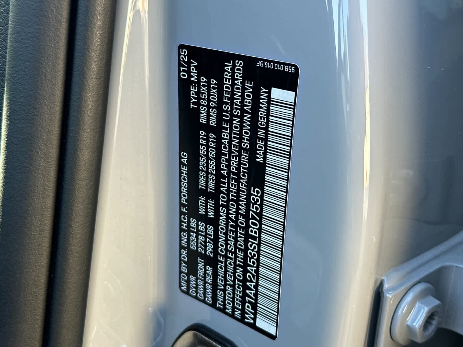 Certified 2025 Porsche Macan AWD/4WD image 33