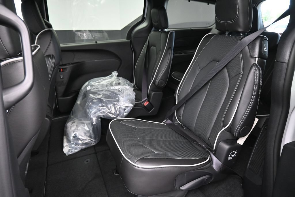 New 2027 Chrysler Pacifica Limited FWD image 13
