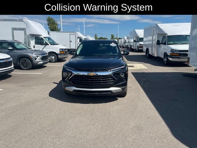 Used 2025 Chevrolet TrailBlazer LT AWD/4WD image 2