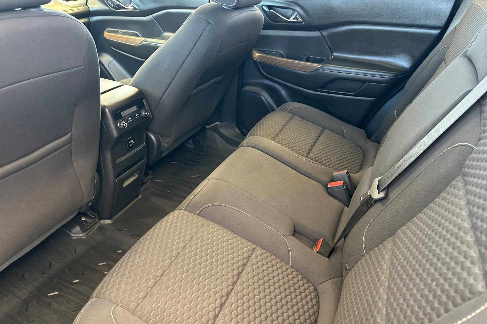 Used 2018 GMC Acadia SLE FWD image 12