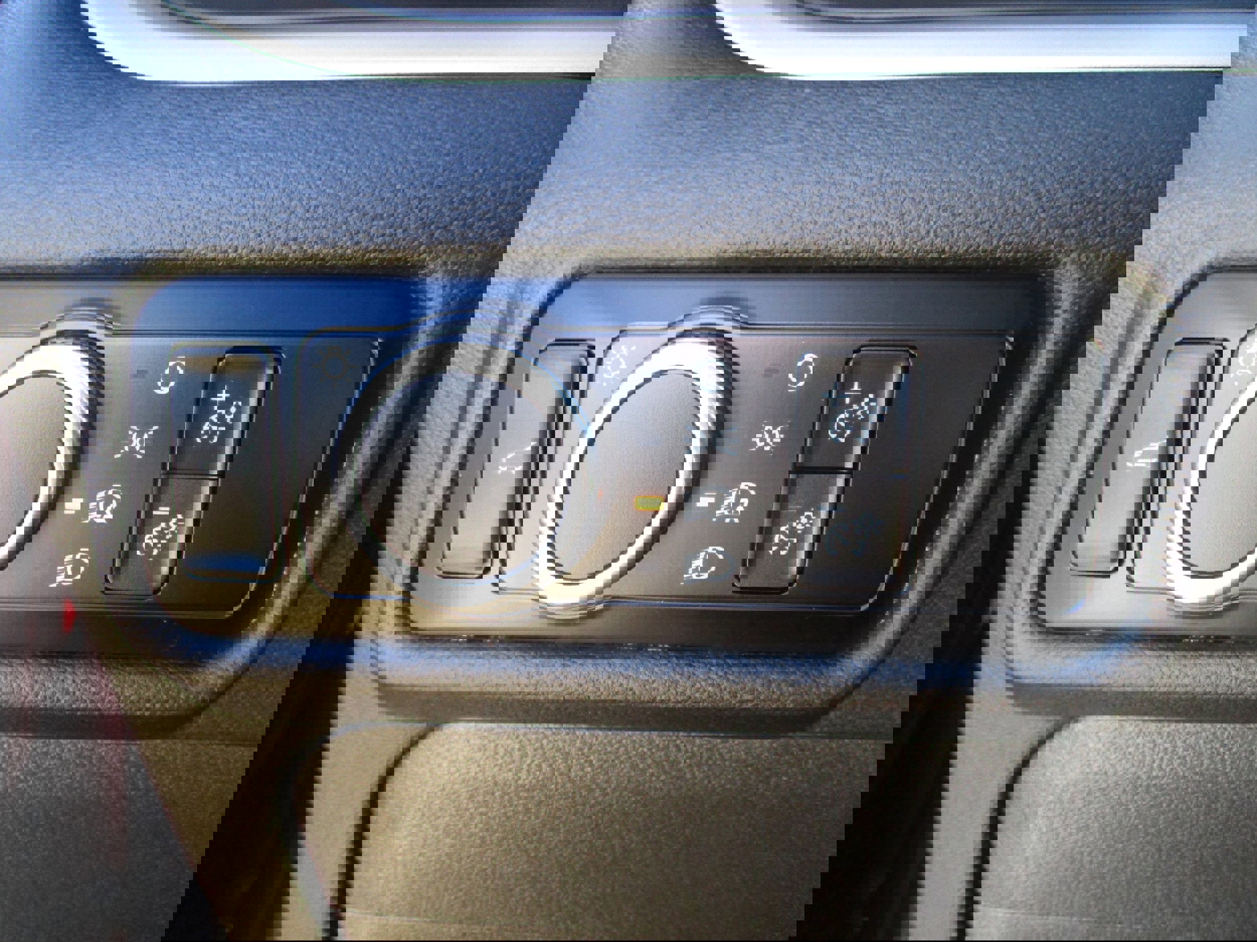 Used 2023 Ford Explorer XLT image 32