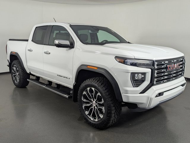 Used 2023 GMC Canyon Denali image 2