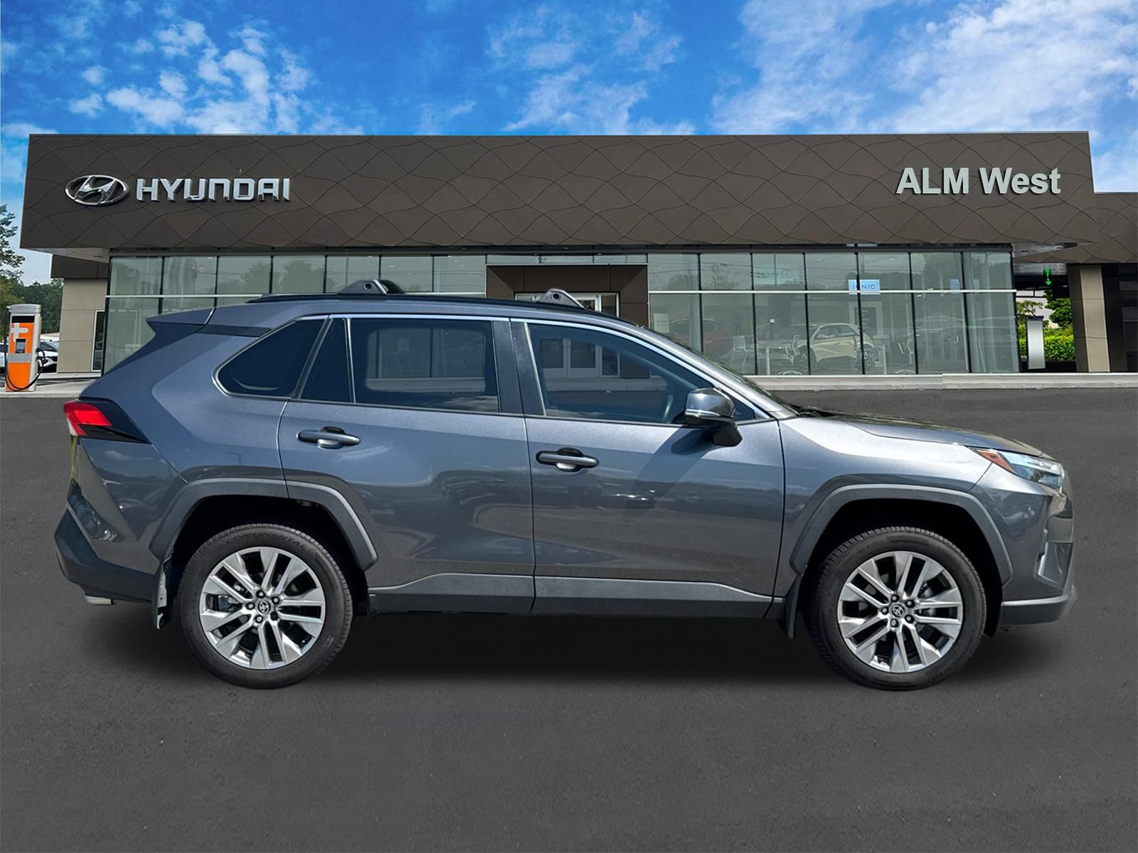 Used 2022 Toyota RAV4 XLE Premium FWD image 4