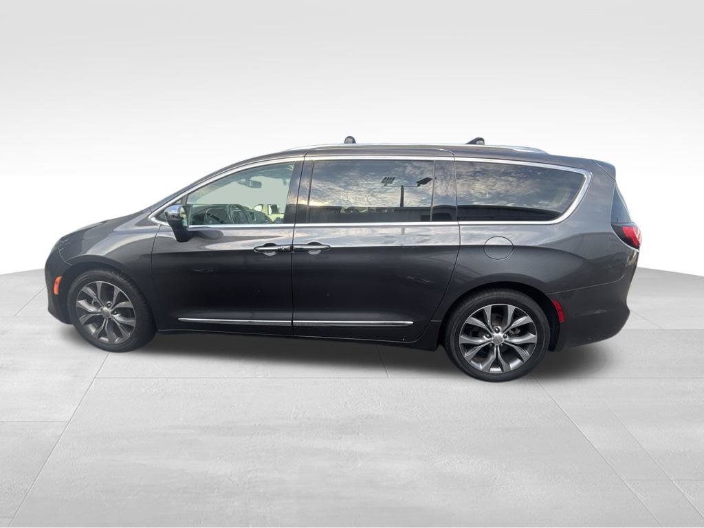 Used 2017 Chrysler Pacifica Limited w/ Tire & Wheel Group FWD image 3