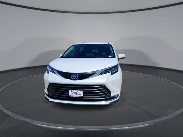 Used 2023 Toyota Sienna XLE FWD image 3
