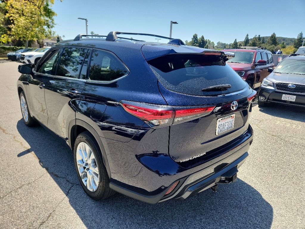 Used 2022 Toyota Highlander Limited FWD image 3
