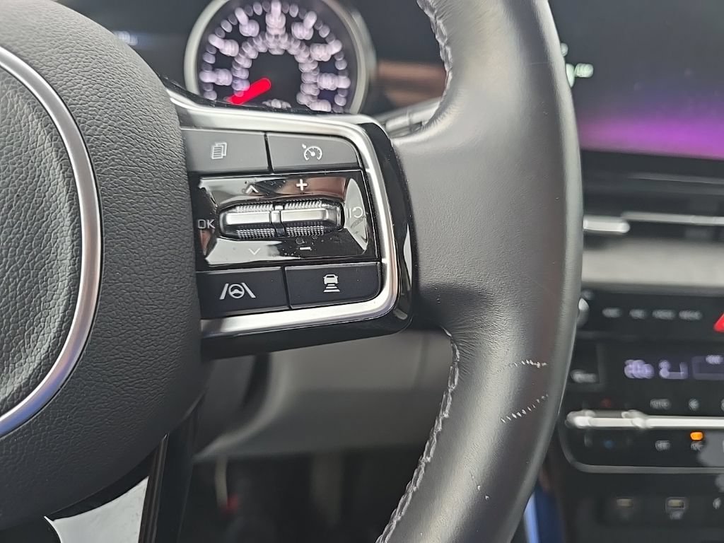 Used 2023 Kia Carnival EX FWD image 22