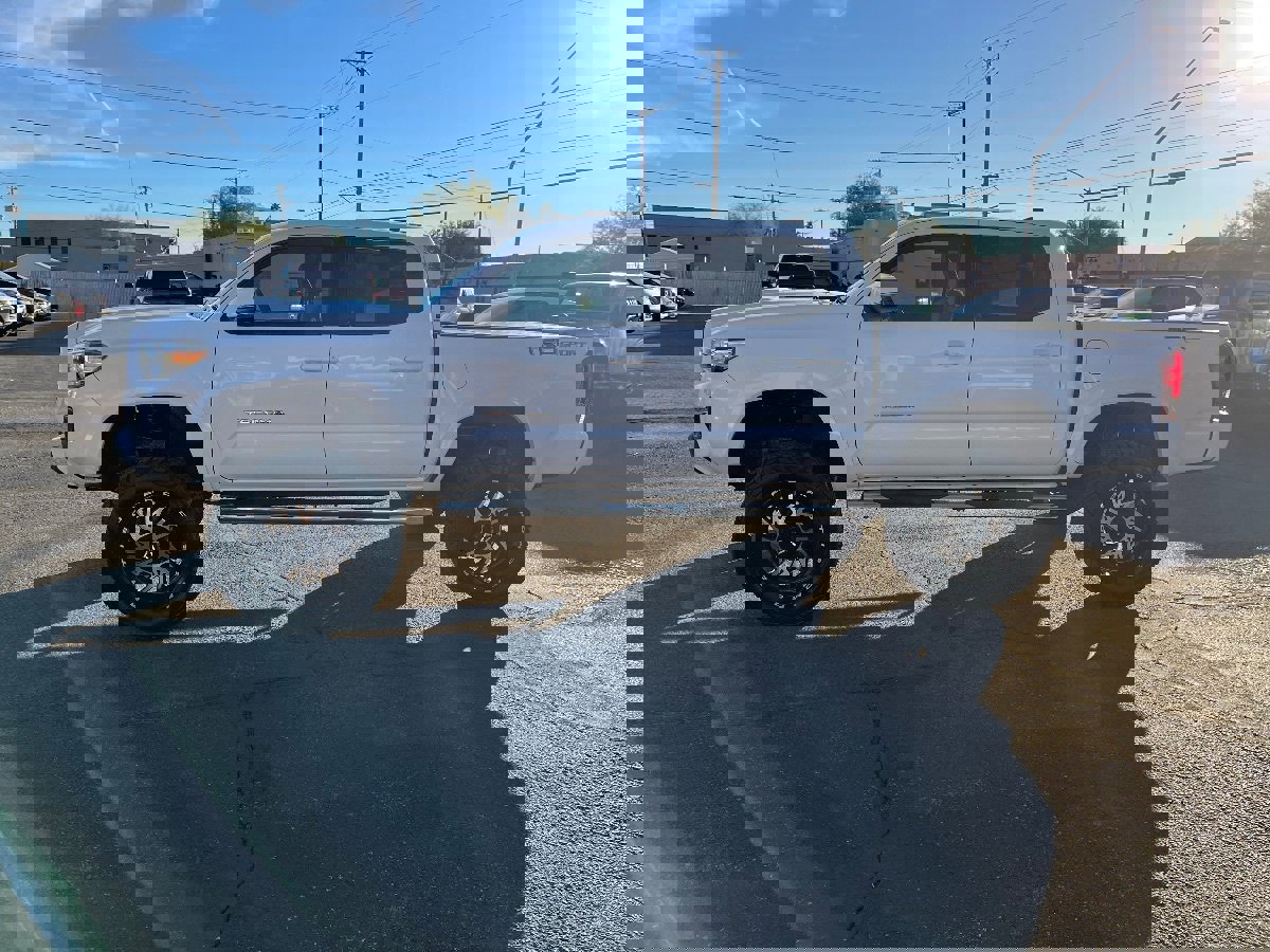 Used 2016 Toyota Tacoma TRD Sport image 9