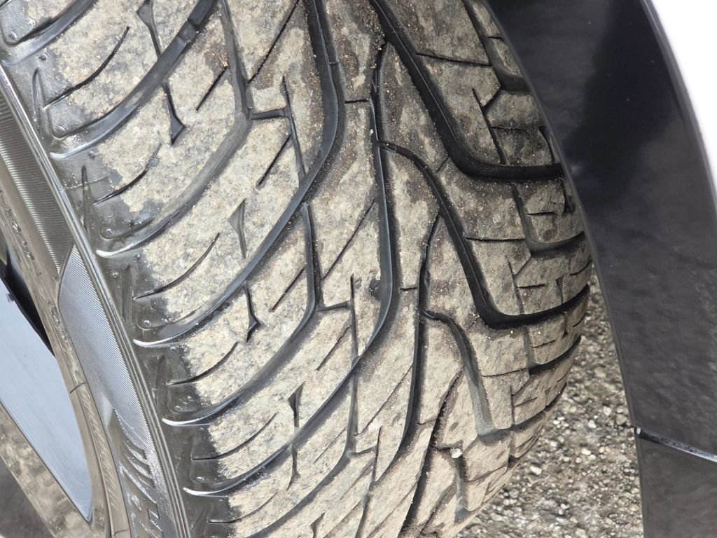 Used 2024 Land Rover Defender 130 X-Dynamic SE image 10