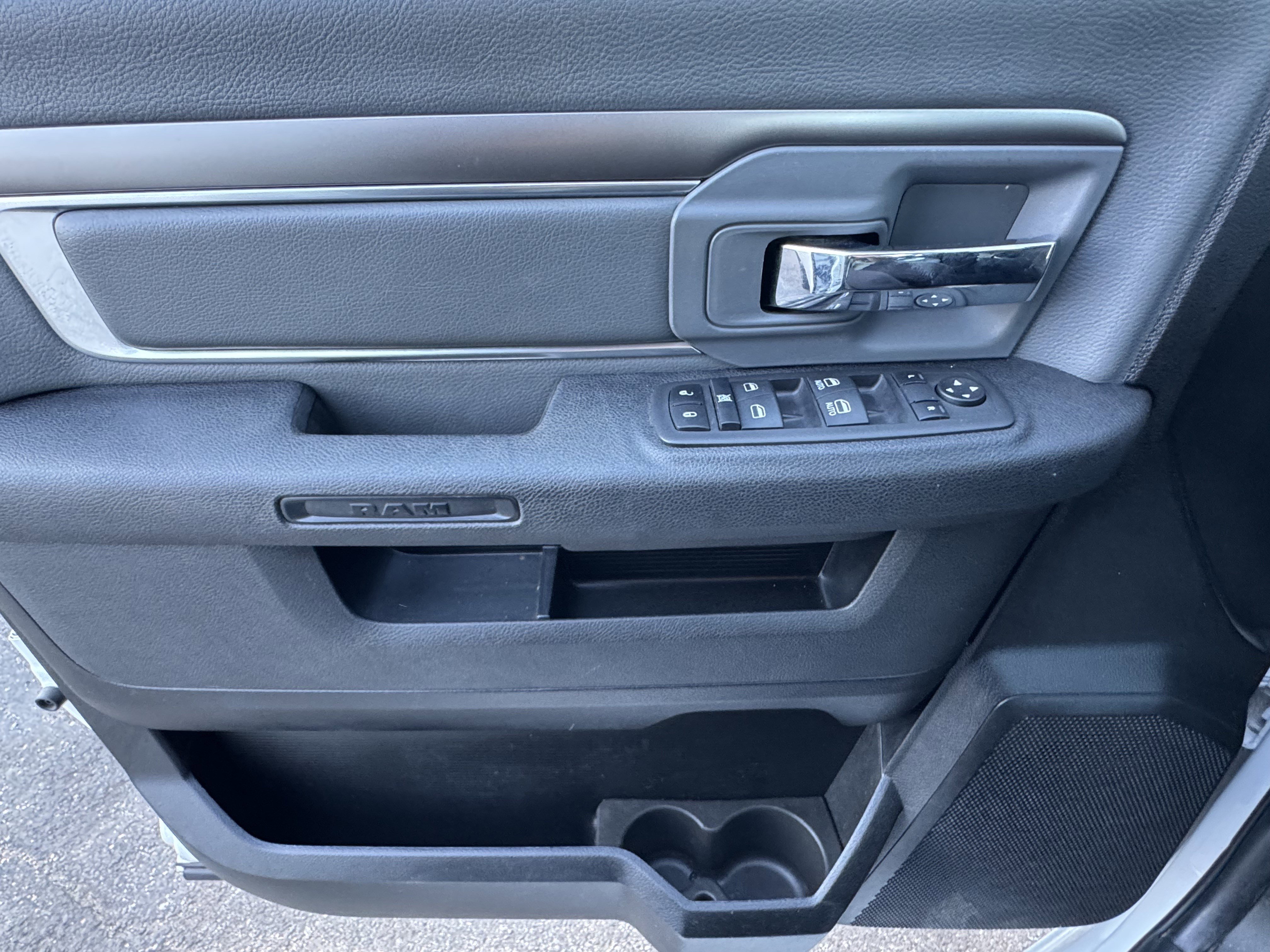 Used 2024 RAM 1500 Classic SLT image 9