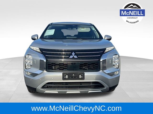 Used 2022 Mitsubishi Outlander SE image 2