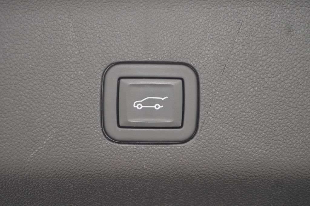 Used 2023 GMC Yukon SLT w/ SLT Premium Package RWD image 11