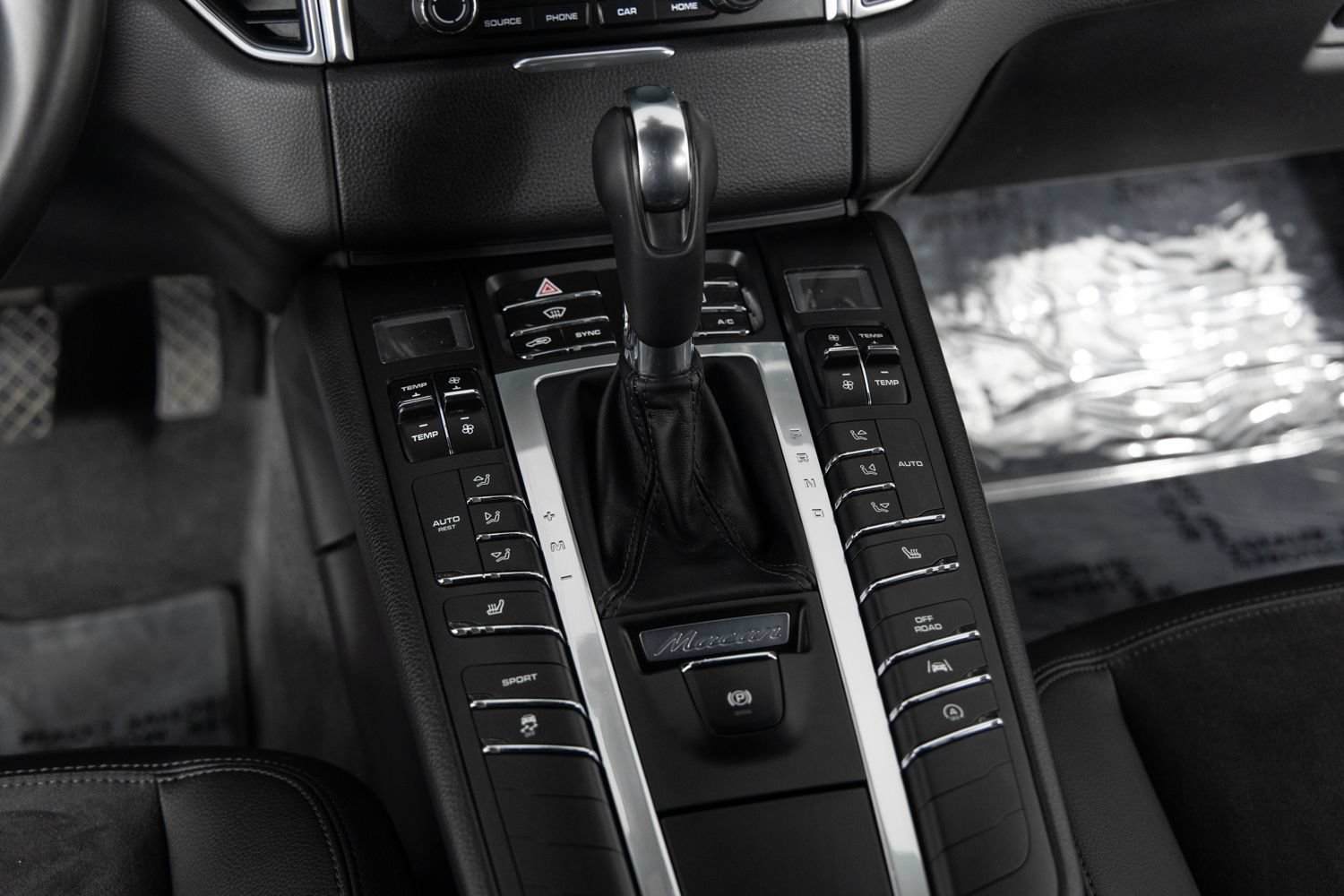 Used 2018 Porsche Macan AWD/4WD image 36