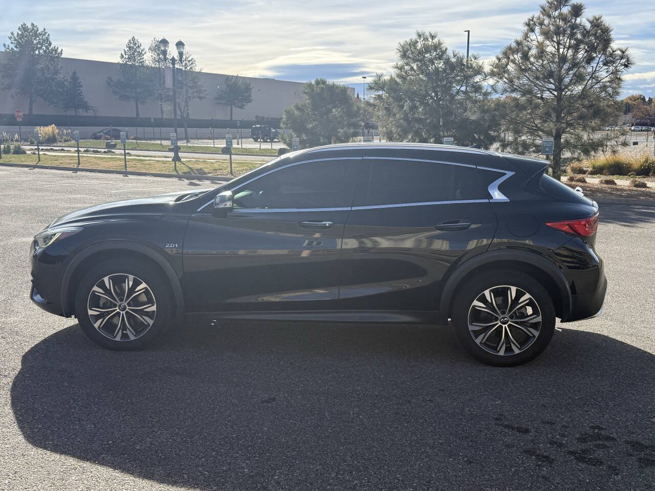 Used 2017 INFINITI QX30 AWD image 10