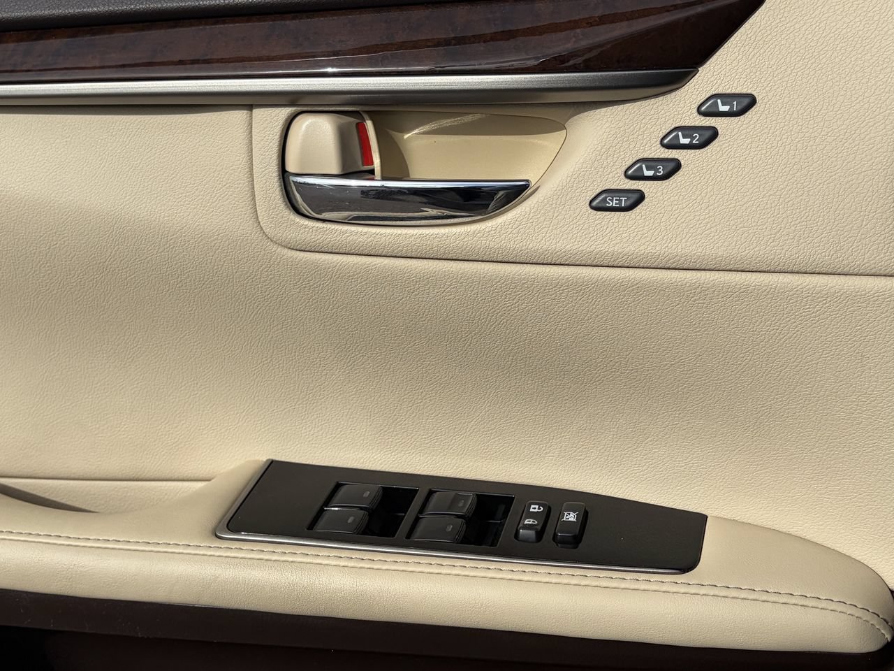 Used 2016 Lexus ES 350 w/ Luxury Package w/Wood Trim FWD image 25
