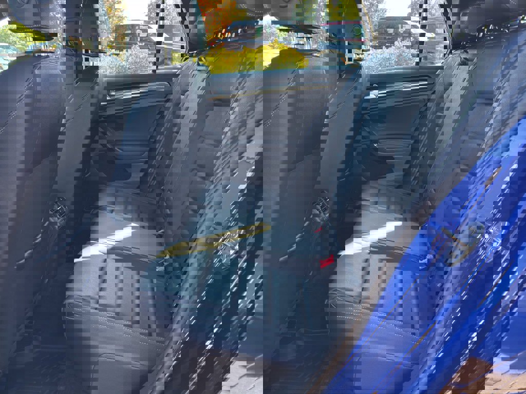 Used 2015 Volkswagen Golf R 4-Door image 8