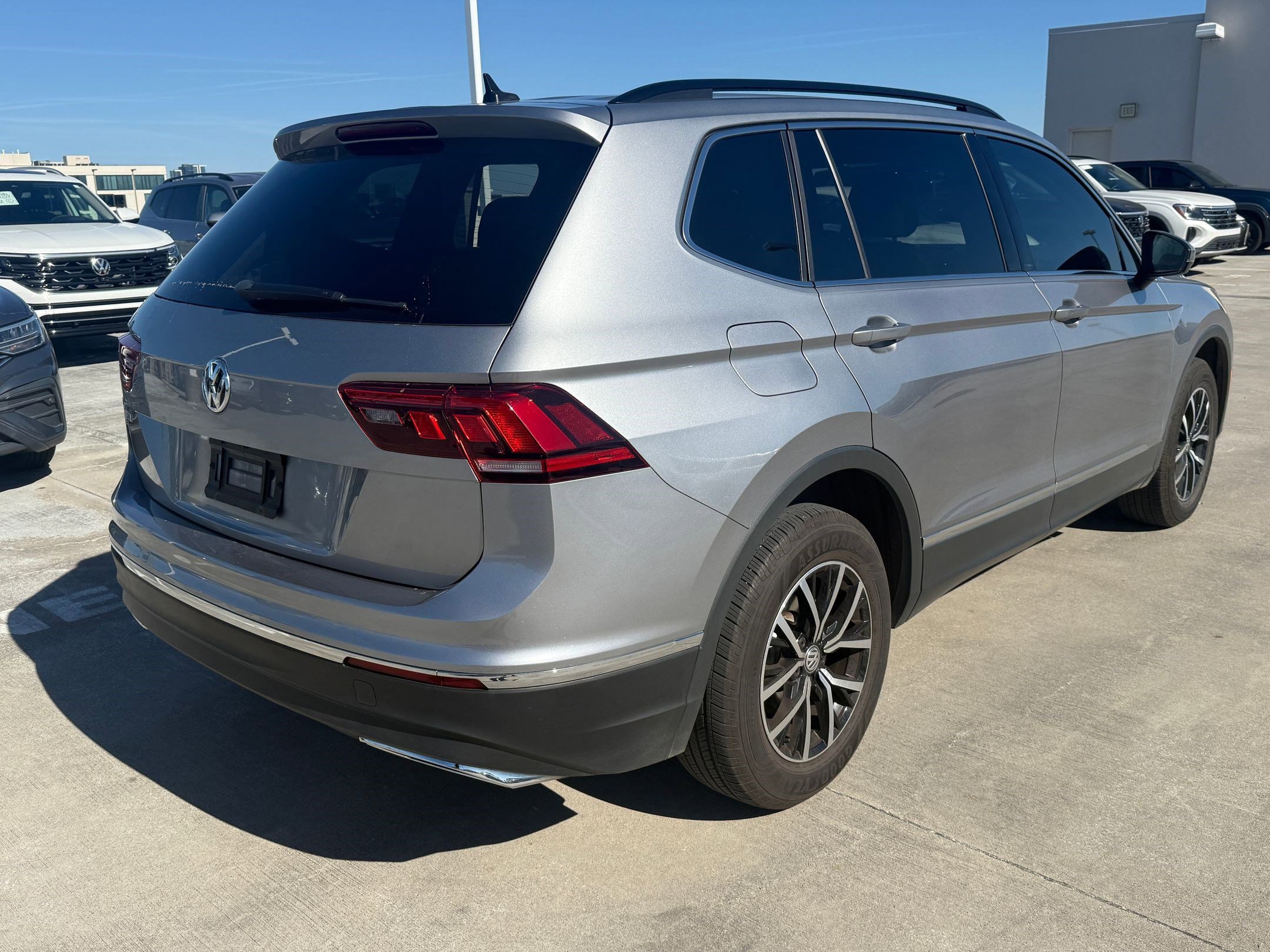 Used 2021 Volkswagen Tiguan SE image 8