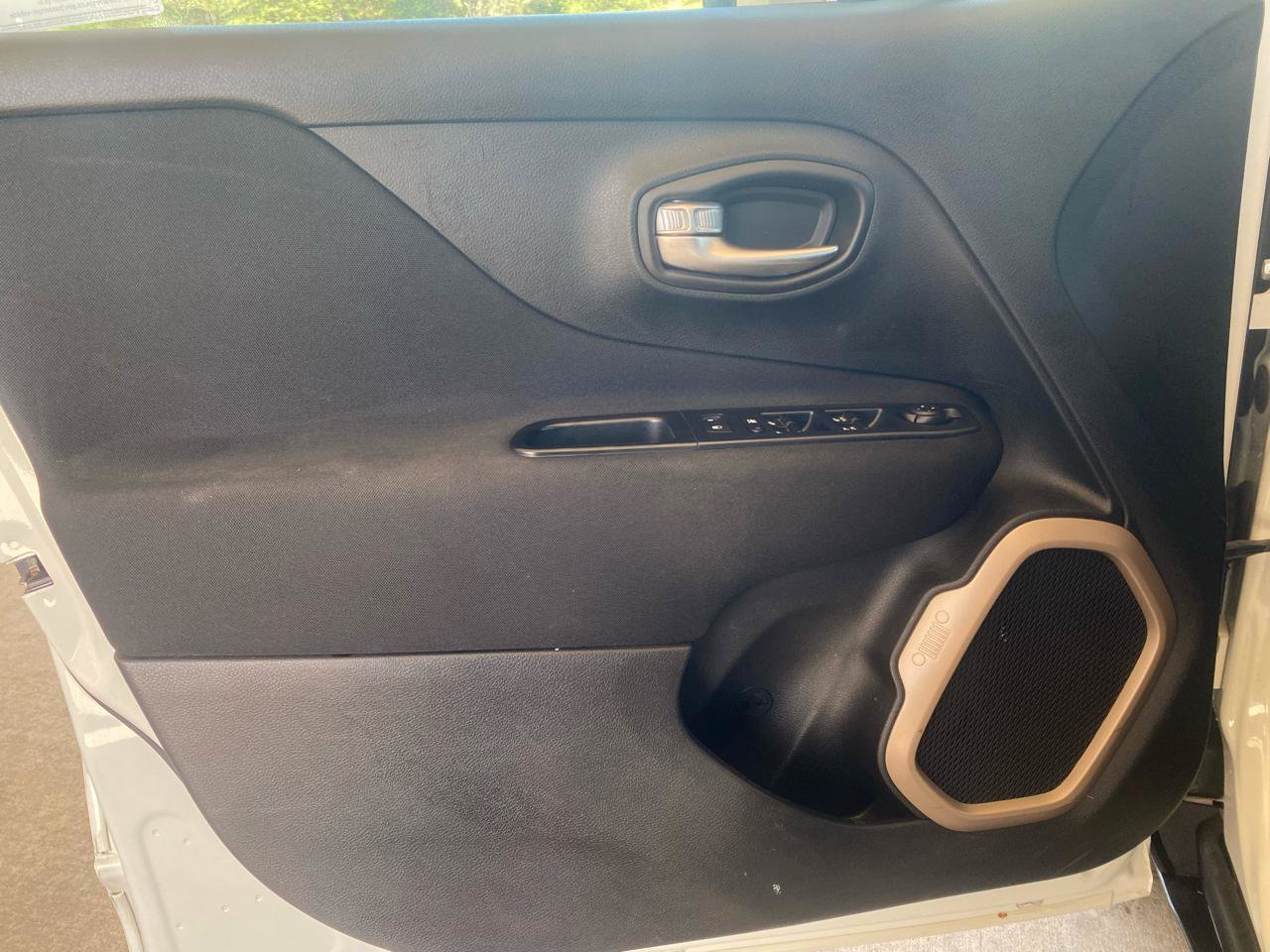 Used 2016 Jeep Renegade Latitude FWD image 9
