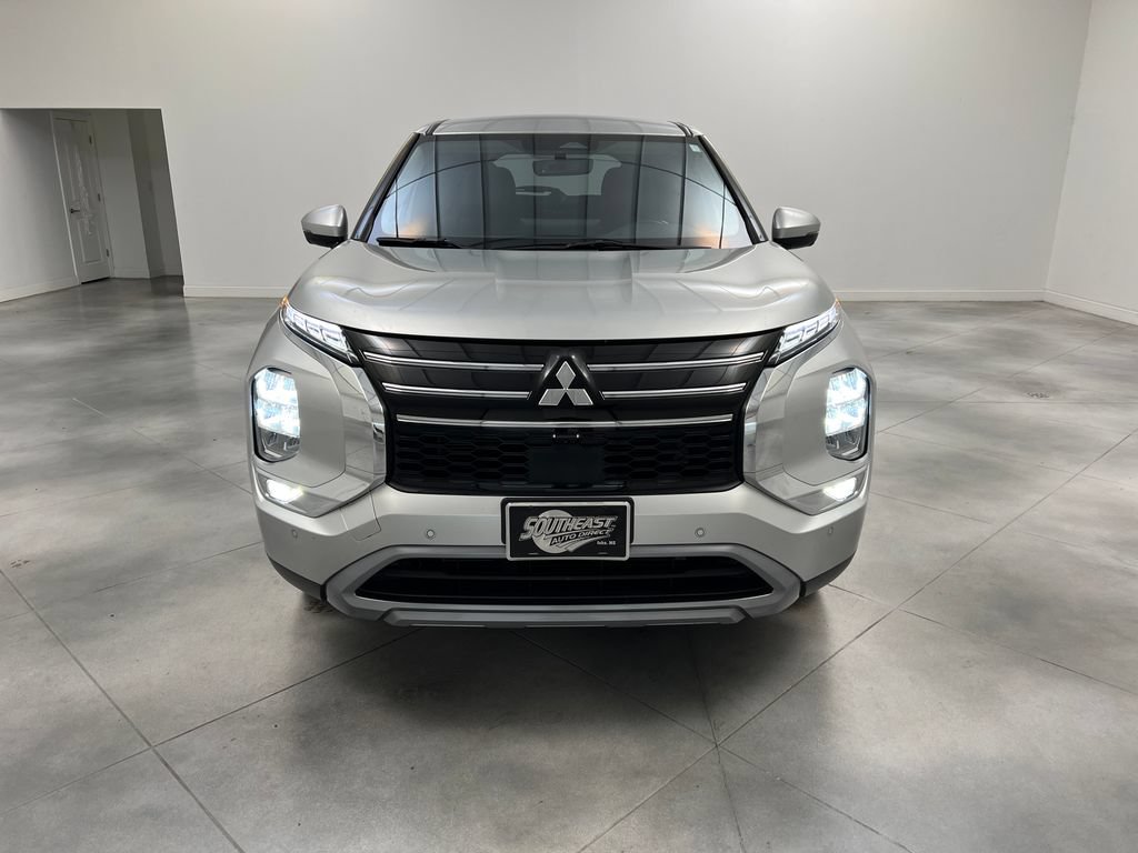 Used 2025 Mitsubishi Outlander SE FWD image 3
