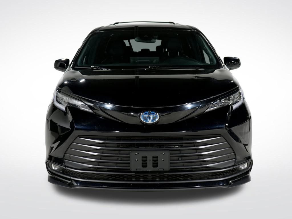 Used 2025 Toyota Sienna XLE Woodland Edition image 12