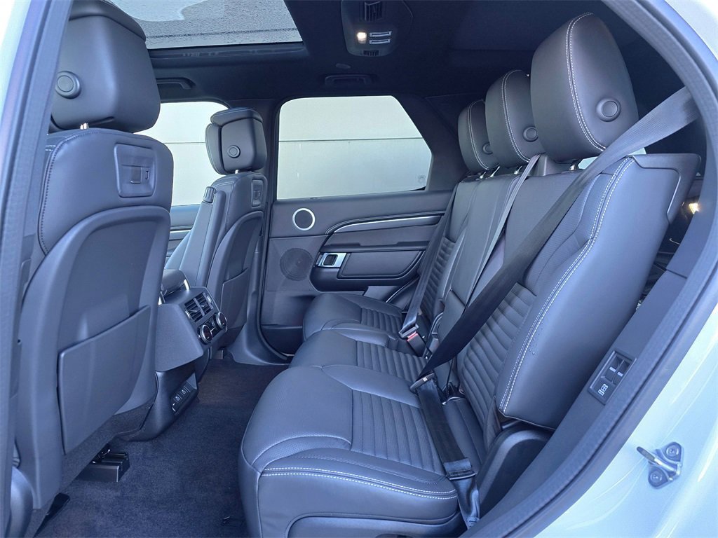 New 2025 Land Rover Discovery Metropolitan Edition image 25