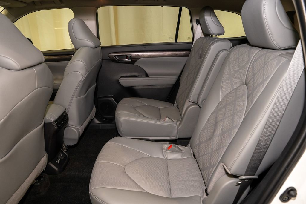 Used 2026 Toyota Highlander Platinum image 10