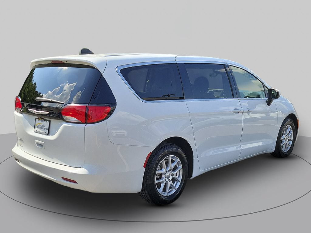 Used 2023 Chrysler Voyager LX FWD image 3