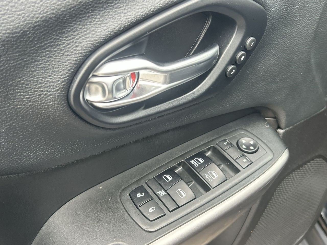 Used 2019 Jeep Cherokee Limited w/ Luxury Group FWD image 18