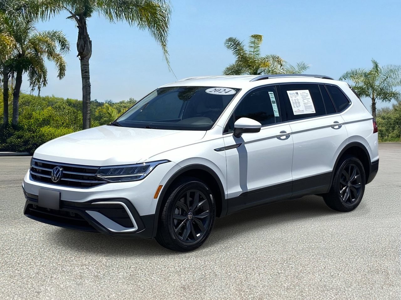 Used 2024 Volkswagen Tiguan SE AWD/4WD image 2