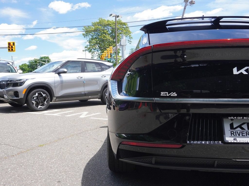 Used 2022 Kia EV6 Wind w/ Wind Technology Package AWD/4WD image 17