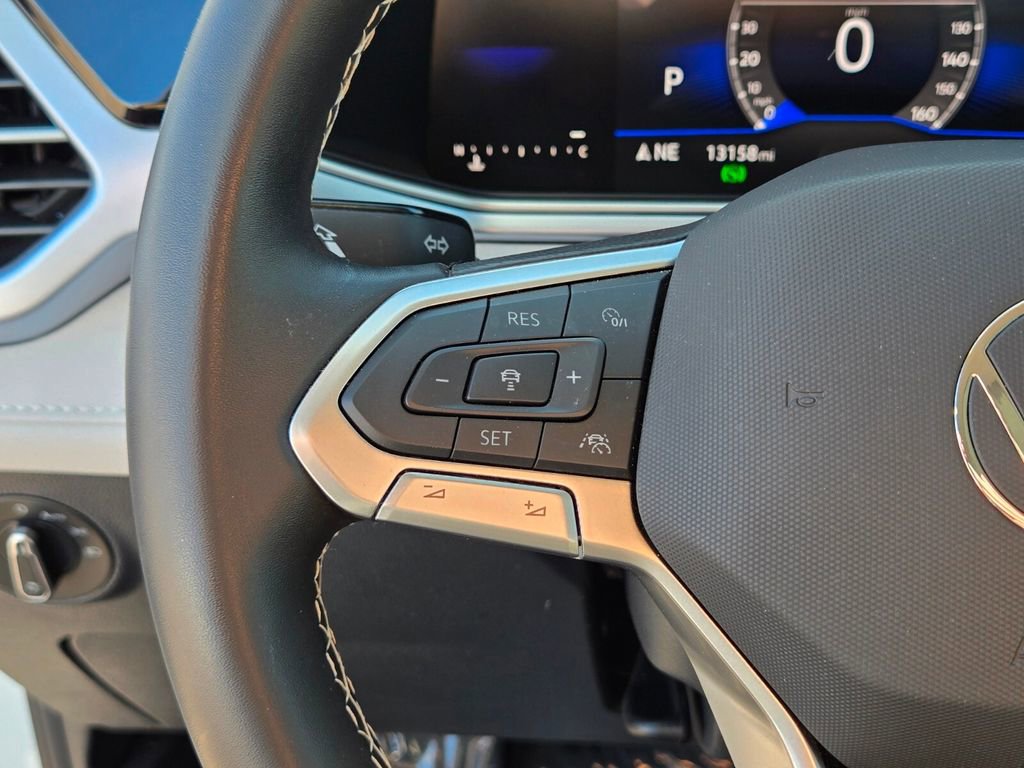 Certified 2025 Volkswagen Taos SE w/ Panoramic Sunroof Package FWD image 17