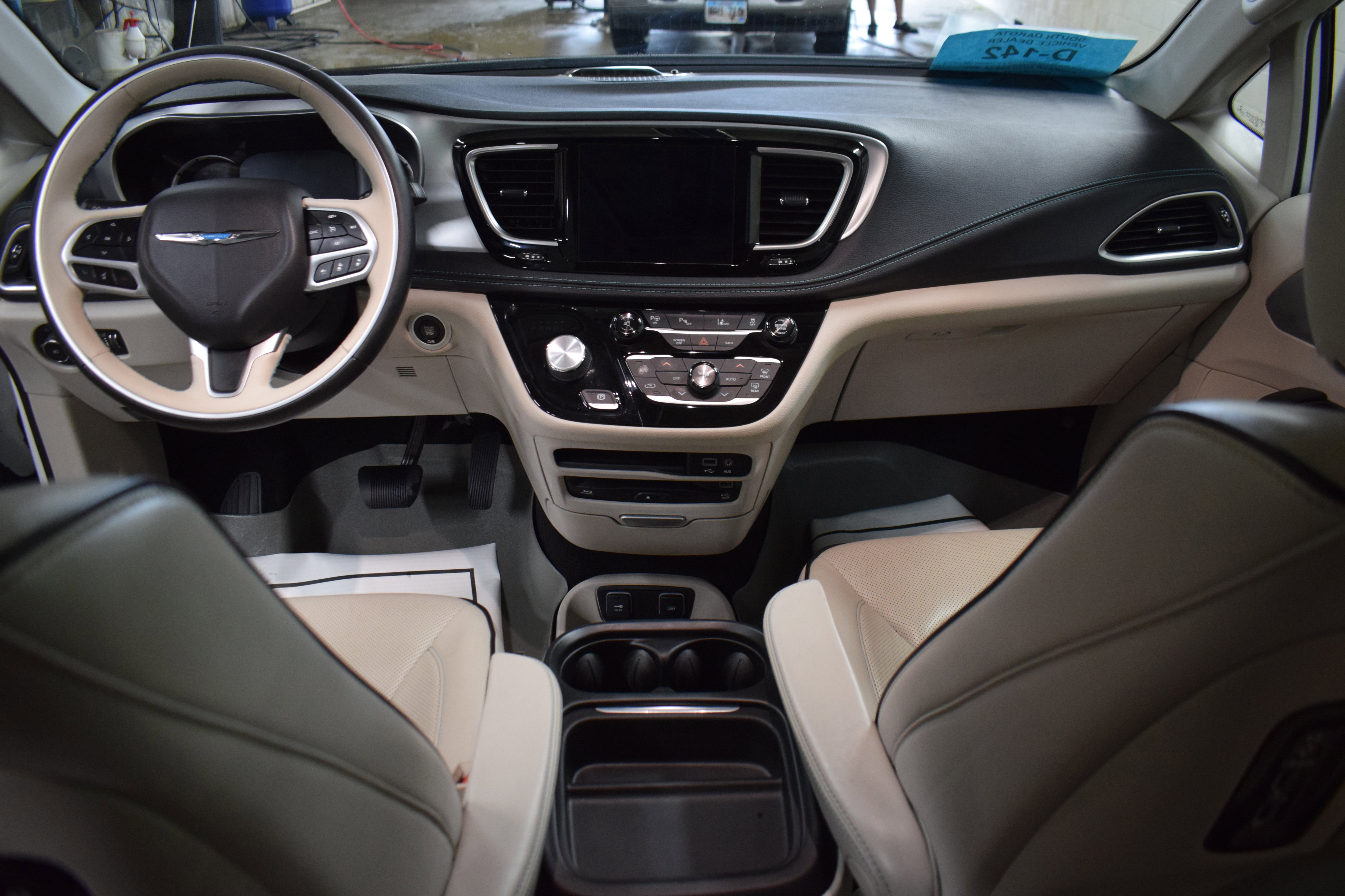 Used 2017 Chrysler Pacifica Platinum image 12