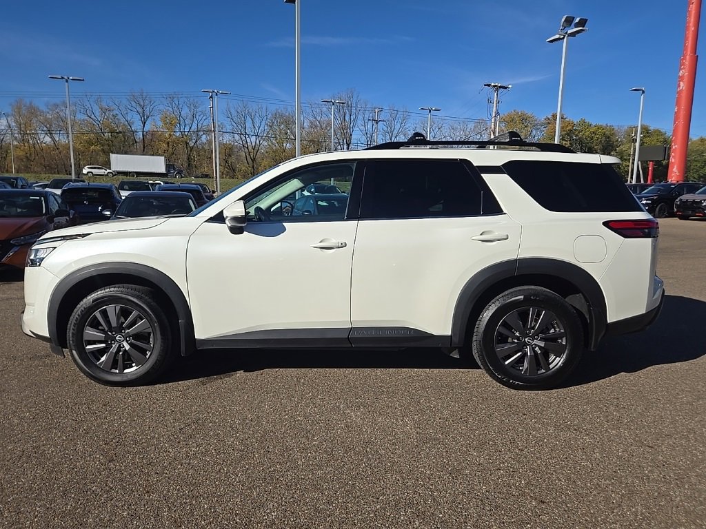 Used 2022 Nissan Pathfinder SV w/ SV Black Package image 4