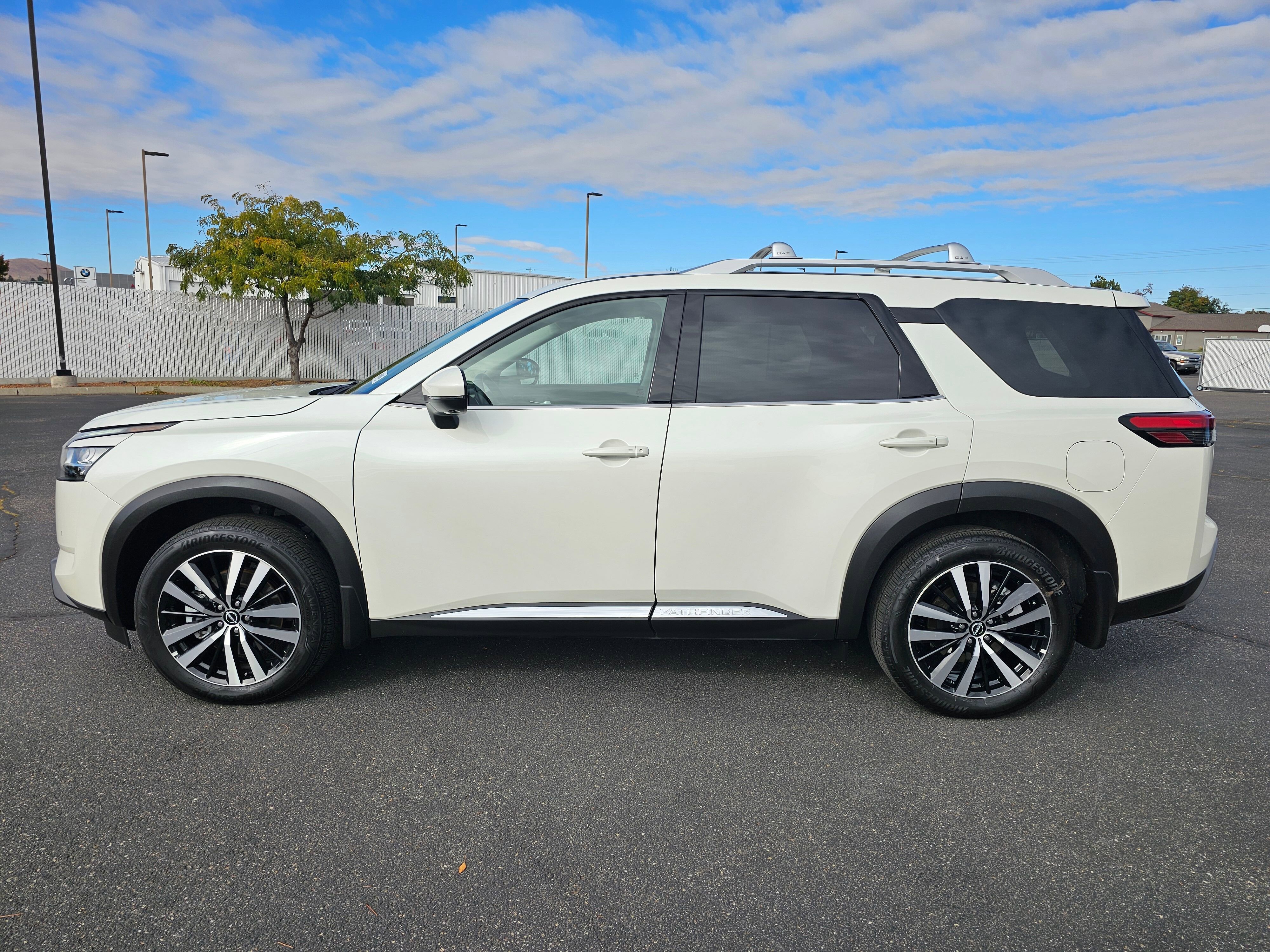 Used 2024 Nissan Pathfinder Platinum w/ Cargo Package image 3