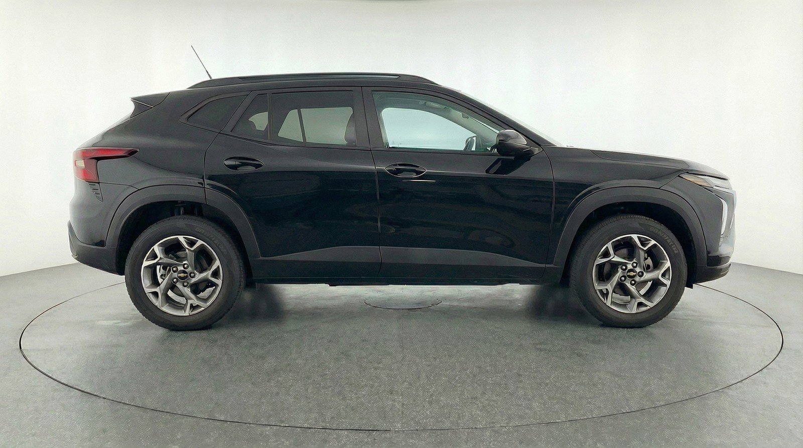 Used 2025 Chevrolet Trax LT FWD image 11