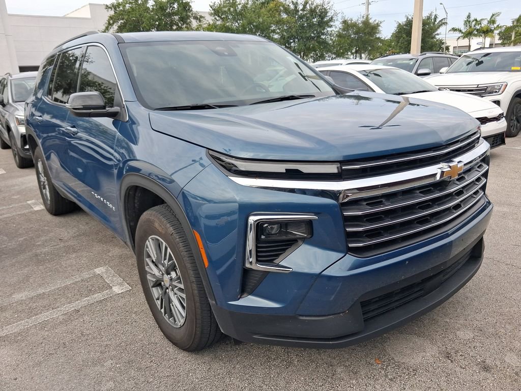 Used 2025 Chevrolet Traverse LT FWD image 3