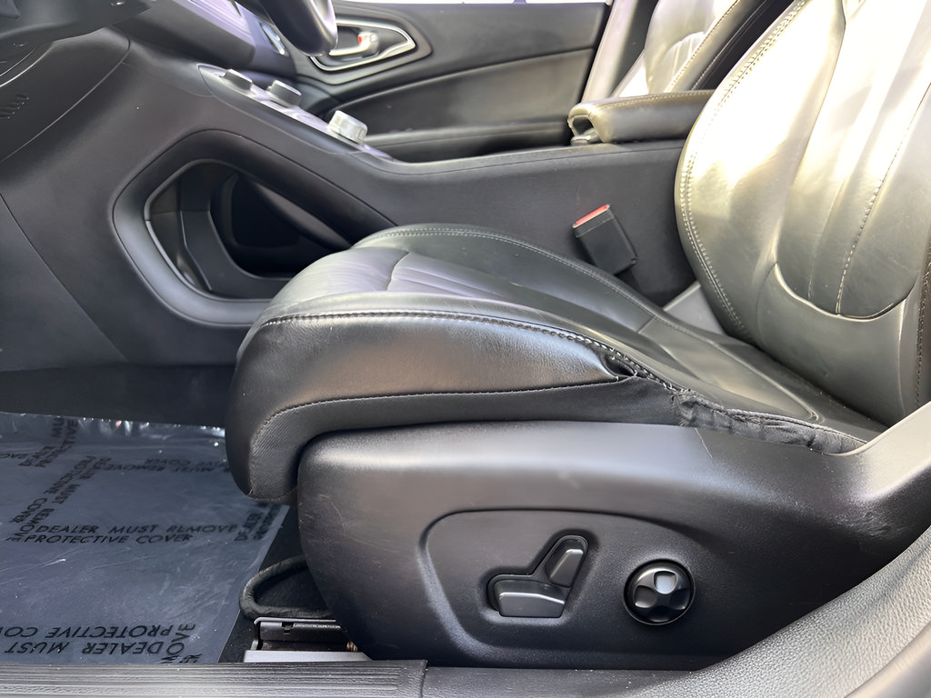 Used 2017 Chrysler 200 Limited Platinum FWD image 34