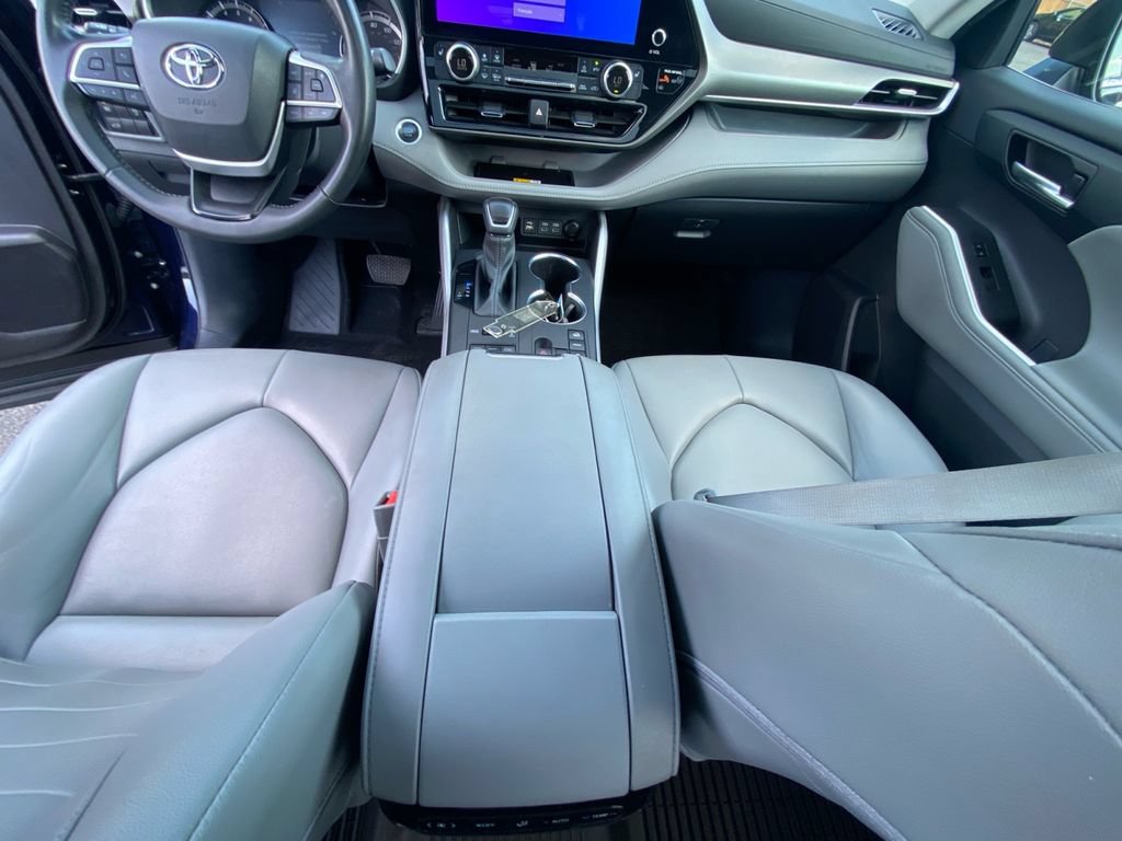 Used 2024 Toyota Highlander XLE AWD/4WD image 10