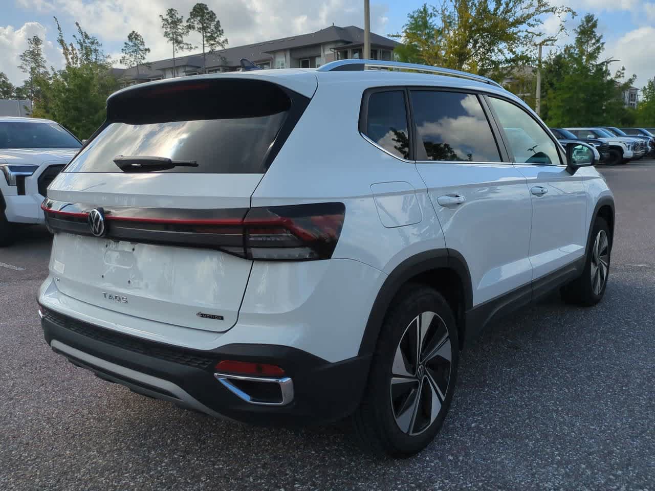 Used 2025 Volkswagen Taos SE AWD/4WD image 6