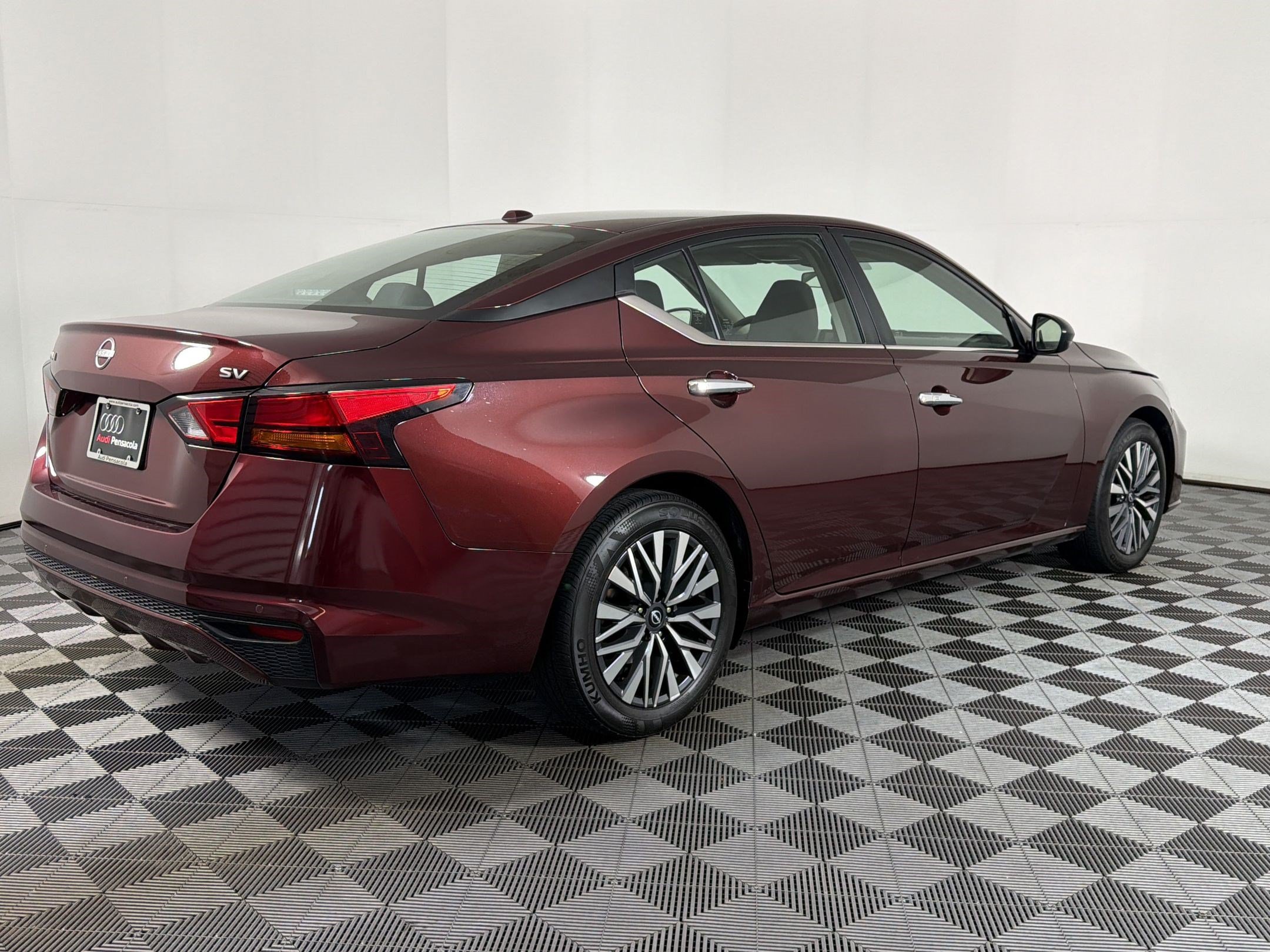 Used 2024 Nissan Altima 2.5 SV FWD image 7