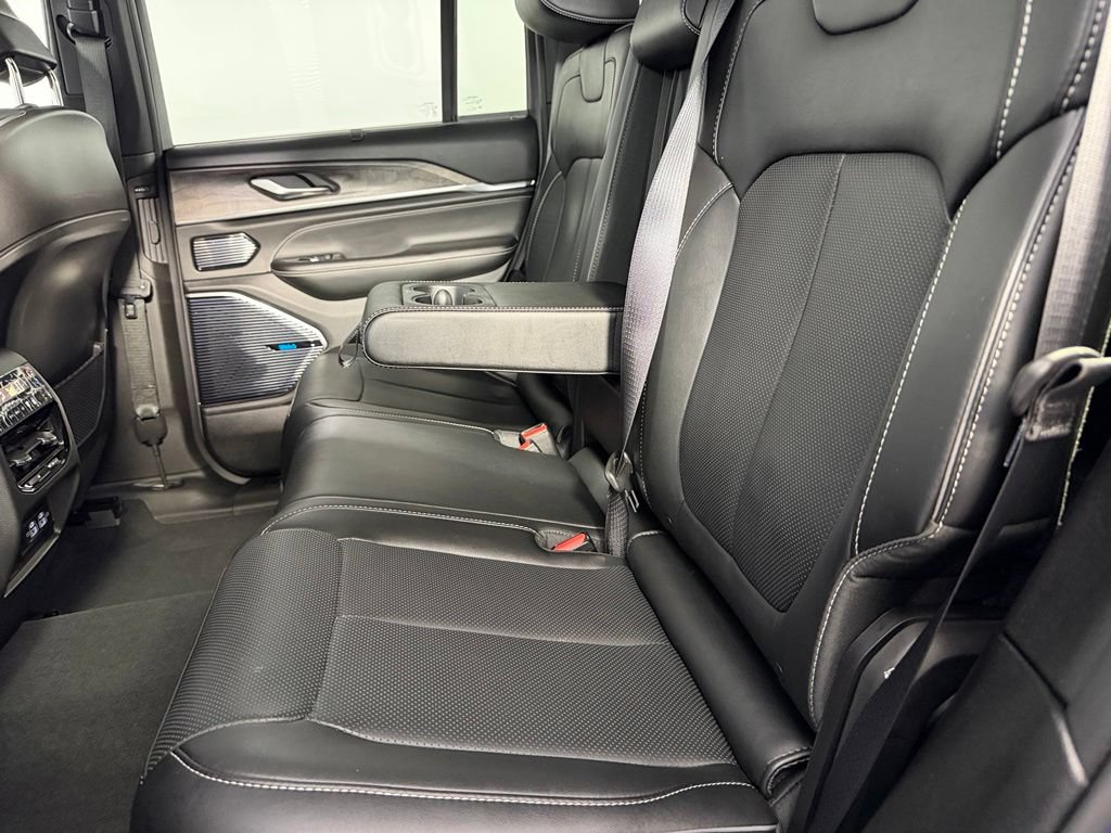 Used 2024 Jeep Grand Cherokee Overland w/ Advanced Protech Group III AWD/4WD image 17