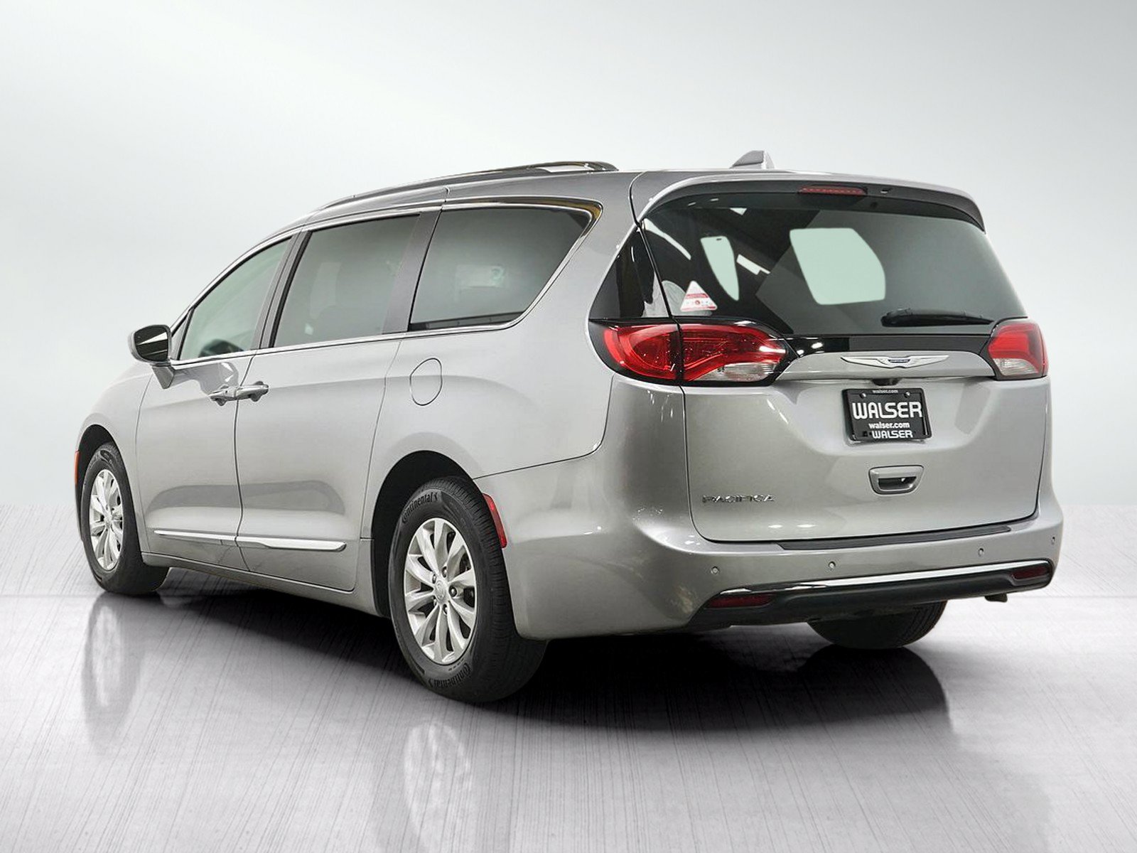 Used 2018 Chrysler Pacifica Touring-L FWD image 3