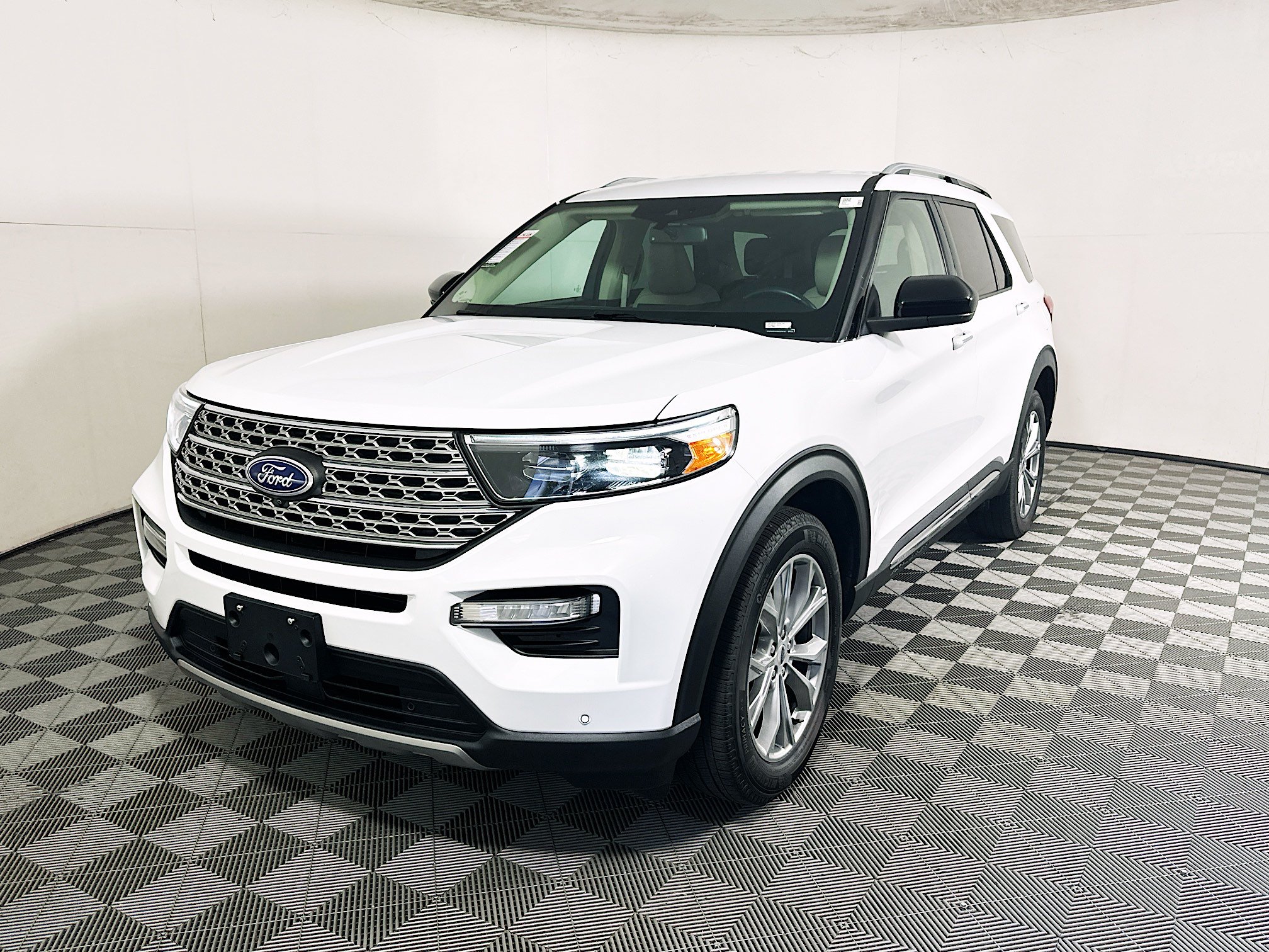 Used 2024 Ford Explorer Limited AWD/4WD image 7